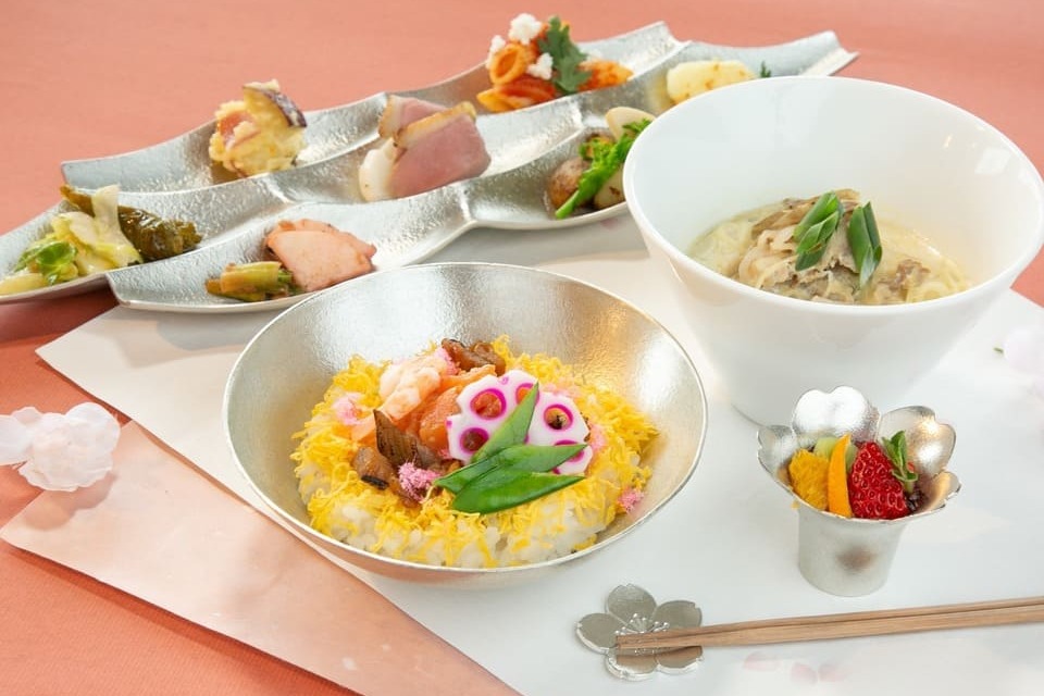 能作純錫餐盤與料理的色彩搭配